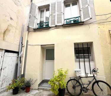 Saint-Germain-en-Laye Apartment | In The Heart Of The City - Cosy Studio - Close to RER