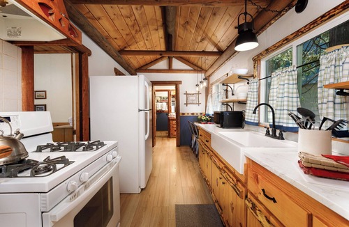 Twin Peaks Hotel | Indian Outpost - Native America Themed | Close to the Pool | Horseshoes