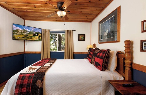 Twin Peaks Hotel | Indian Outpost - Native America Themed | Close to the Pool | Horseshoes