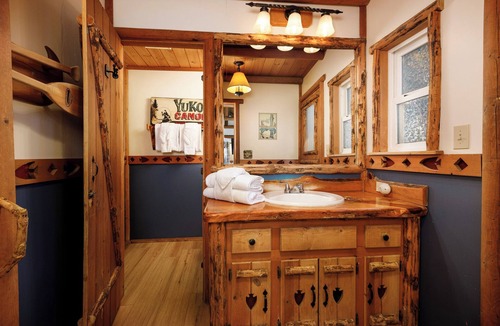 Twin Peaks Hotel | Indian Outpost - Native America Themed | Close to the Pool | Horseshoes
