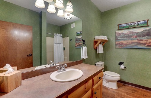 Johnston Hotel | Indoor & Outdoor Pool Escape in Johnston | 5 mi to Gray’s Lake Park