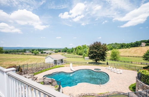 Leesburg House | Indulge in Elegance: 7 BR Manor in Historic Waterford