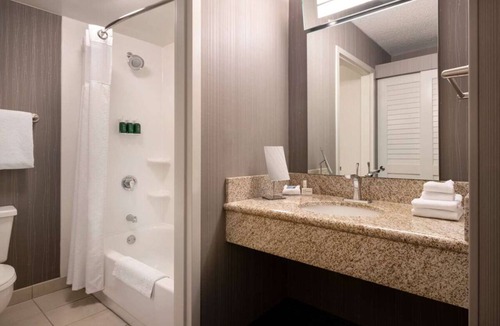 Camarillo Hotel | Indulge in Home-Like Comfort! 2 Comfortable Units, Near Camarillo Ranch House