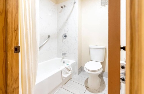 Corcoran Hotel | Inviting Retreat Close to Christmas Tree Park – Budget-Friendly and Convenient