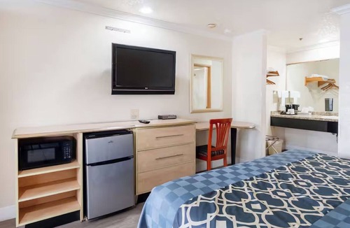 Corcoran Hotel | Inviting Retreat Close to Christmas Tree Park – Budget-Friendly and Convenient
