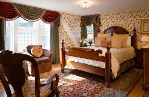 Bellevue Avenue Historic District Bed & Breakfast | Ivy Lodge