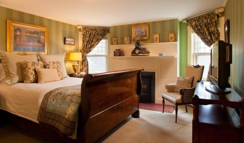 Bellevue Avenue Historic District Bed & Breakfast | Ivy Lodge