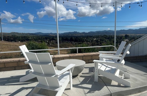 Thousand Oaks House | Jacuzzi View Destination Home