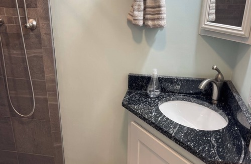 Shoreby Hill Apartment | Jamestown in town studio
