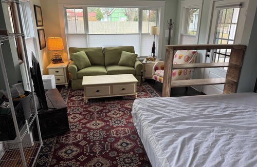 Shoreby Hill Apartment | Jamestown in town studio