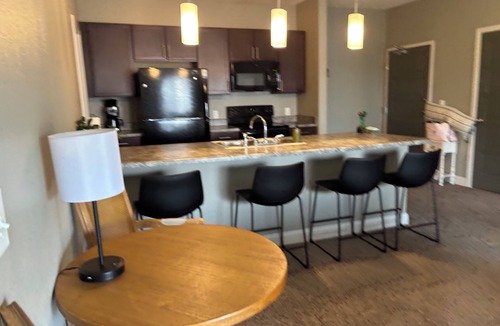 West Des Moines Apartment | Jaunty Jovial Jubilee 2 King End Unit Gym/Pool