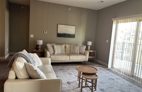 West Des Moines Apartment | Jaunty Jovial Jubilee 2 King End Unit Gym/Pool