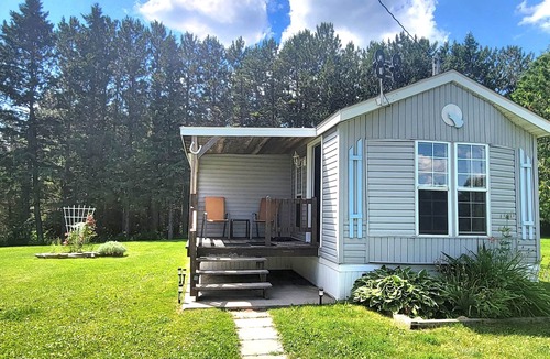 Esko Cottage | Jay Cooke Cottage and wood burning sauna: firepit, hammock, large yard and grill
