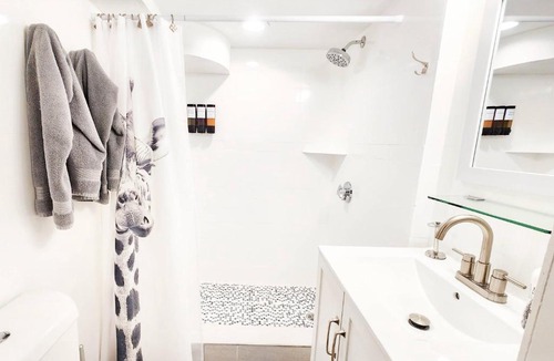 College Hill Apartment | Jennifer's Walk to Brown U Private Entry & Patio