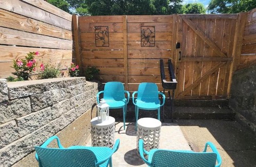 College Hill Apartment | Jennifer's Walk to Brown U Private Entry & Patio