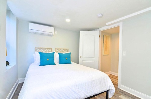 College Hill Apartment | Jennifer's Walk to Brown U Private Entry & Patio