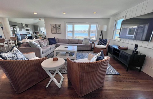 Mara Vista House | Just Renovated Waterfront Home .25 Miles To The Beach (2260)