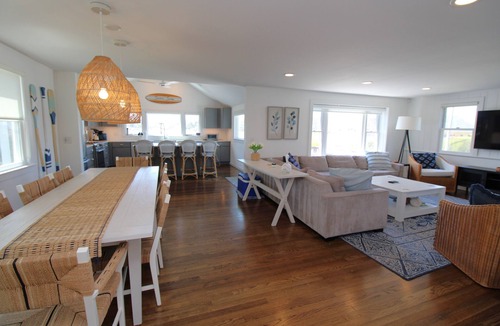 Mara Vista House | Just Renovated Waterfront Home .25 Miles To The Beach (2260)