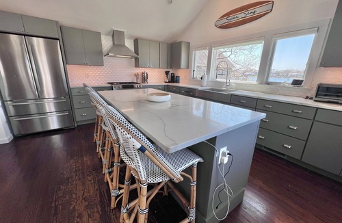 Mara Vista House | Just Renovated Waterfront Home .25 Miles To The Beach (2260)