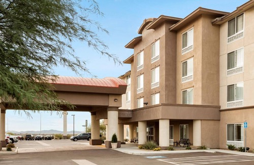 Barstow Hotel | Kick Back After Tanger Mall Shopping in This Inviting Room w/Free Breakfast