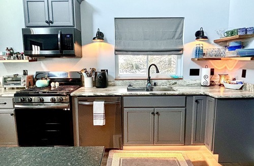 Two Rivers Cottage | King Bed~Cedar soaking Hot Tub~5min walk to Beach~No Cleaning Fee