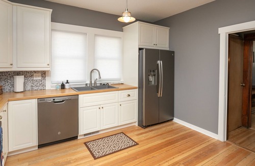 Kutzky Park House | King Bed* Next to Mayo* No Cleaning Fee