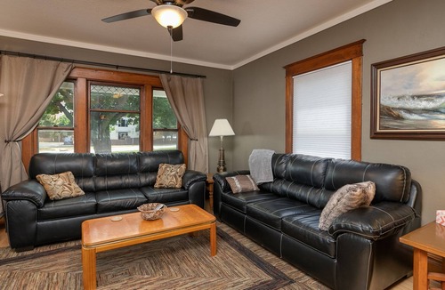 Kutzky Park House | King Bed* Next to Mayo* No Cleaning Fee