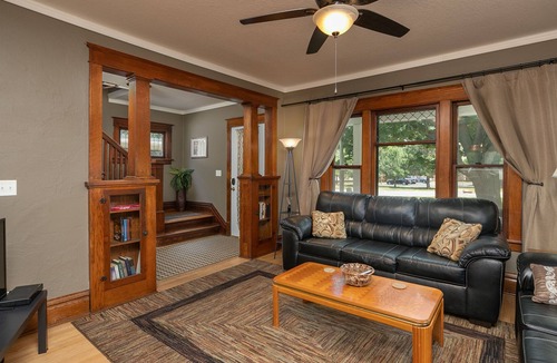 Kutzky Park House | King Bed* Next to Mayo* No Cleaning Fee
