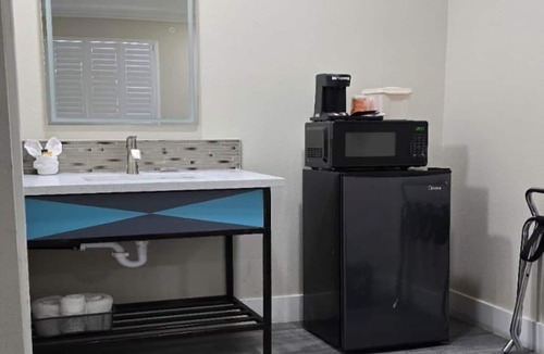Victorville Apartment | King Bed | Non smoking