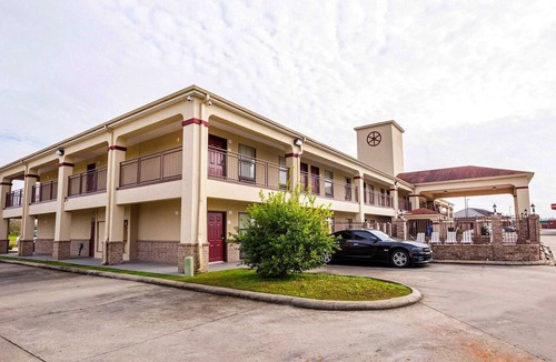 Port Allen Apartment | King Bed | Non-Smoking