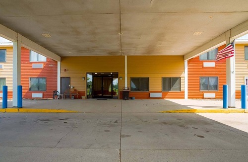 Redwood Falls Apartment | King Bed | Non smoking