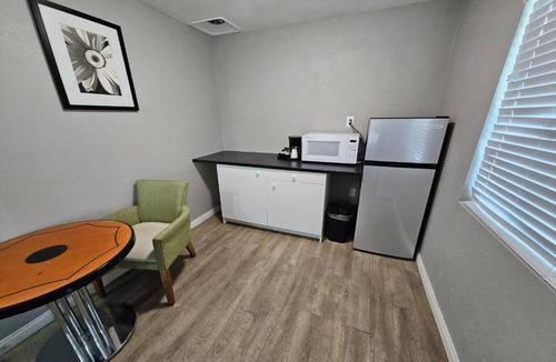 Ridgecrest Apartment | King Bed|Non-Smoking
