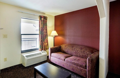Port Allen Apartment | King Bed | Port Allen LA