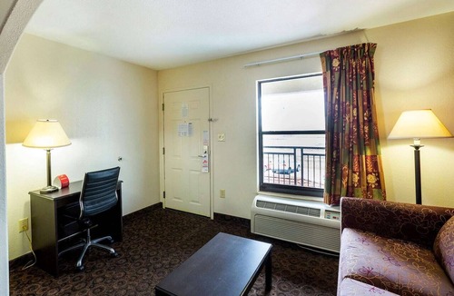 Port Allen Apartment | King Bed | Port Allen LA