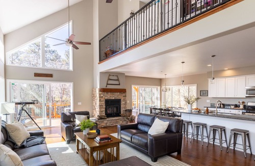 Fawnskin House | Kodiak by AvantStay | Picturesque Big Bear Home w/ Modern Amenities