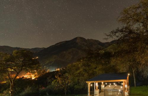 Three Rivers House | Kozy Oaks 4BR, Amazing Views, HotTub, EV Chrger, 6 Miles to Sequoia