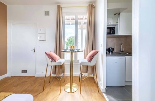 Issy-les-Moulineaux Apartment | L'Escale Paisible aux Portes de Paris