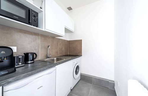 Issy-les-Moulineaux Apartment | L'Escale Paisible aux Portes de Paris