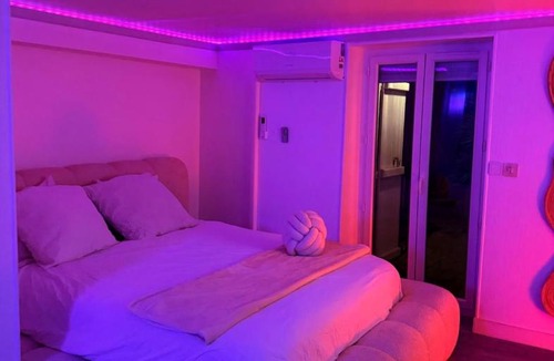 Savigny-sur-Orge Apartment | L'Interdite House - Limitless - Jacuzzi Cinema Love
