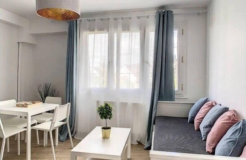 Livry-Gargan Apartment | L04 - Aéroport, Paris, Disney, Parc des Expositions by Villa Dengous