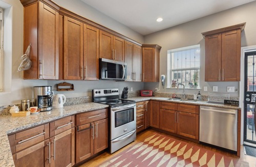 Eckington House | La Casa del Professore - 4BR/3.BA, Free St. Parking, Spacious Deck & Yard