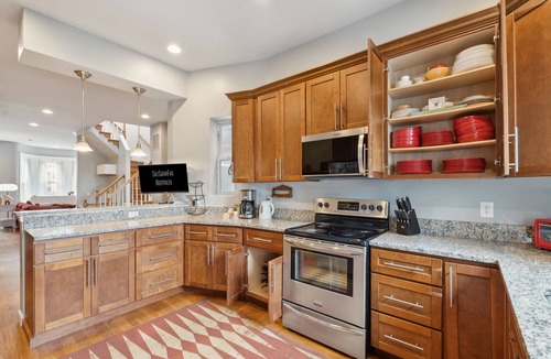 Eckington House | La Casa del Professore - 4BR/3.BA, Free St. Parking, Spacious Deck & Yard