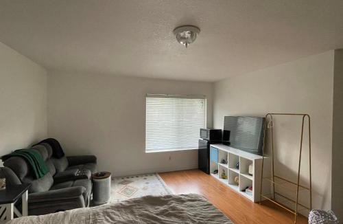 Valencia House | LA Lux Suite with Private Bathroom