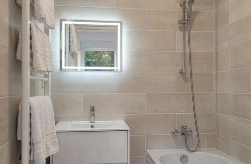 Nogent-sur-Marne House | La Maison Marne & Bois - Private Suite & Garden, kitchenette, near Paris