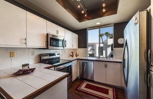 Palm Springs Condo | La Palme Stylish Condo. Walk from the Airport.
