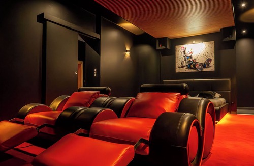 Precy-sur-Oise Apartment | La Suite d'Exception: Cinéma Privé & Spa de Rêve" (The Exceptional Suite: Private Cinema & Dream Spa)