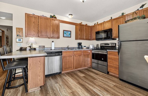 Eagle River Condo | Lake front 2-bedroom on the Eagle River Chain of Lakes with indoor pool and jacu
