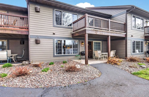 Eagle River Condo | Lake front 2-bedroom on the Eagle River Chain of Lakes with indoor pool and jacu