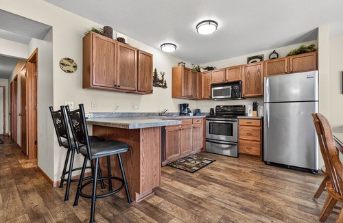 Eagle River Condo | Lake front 2-bedroom on Eagle River Chain of Lakes with indoor pool and jacuzzi!