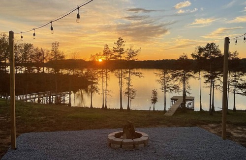 Negreet Apartment | Lake front home with spectacular sunsets! 6 miles from Toledo Tackle!